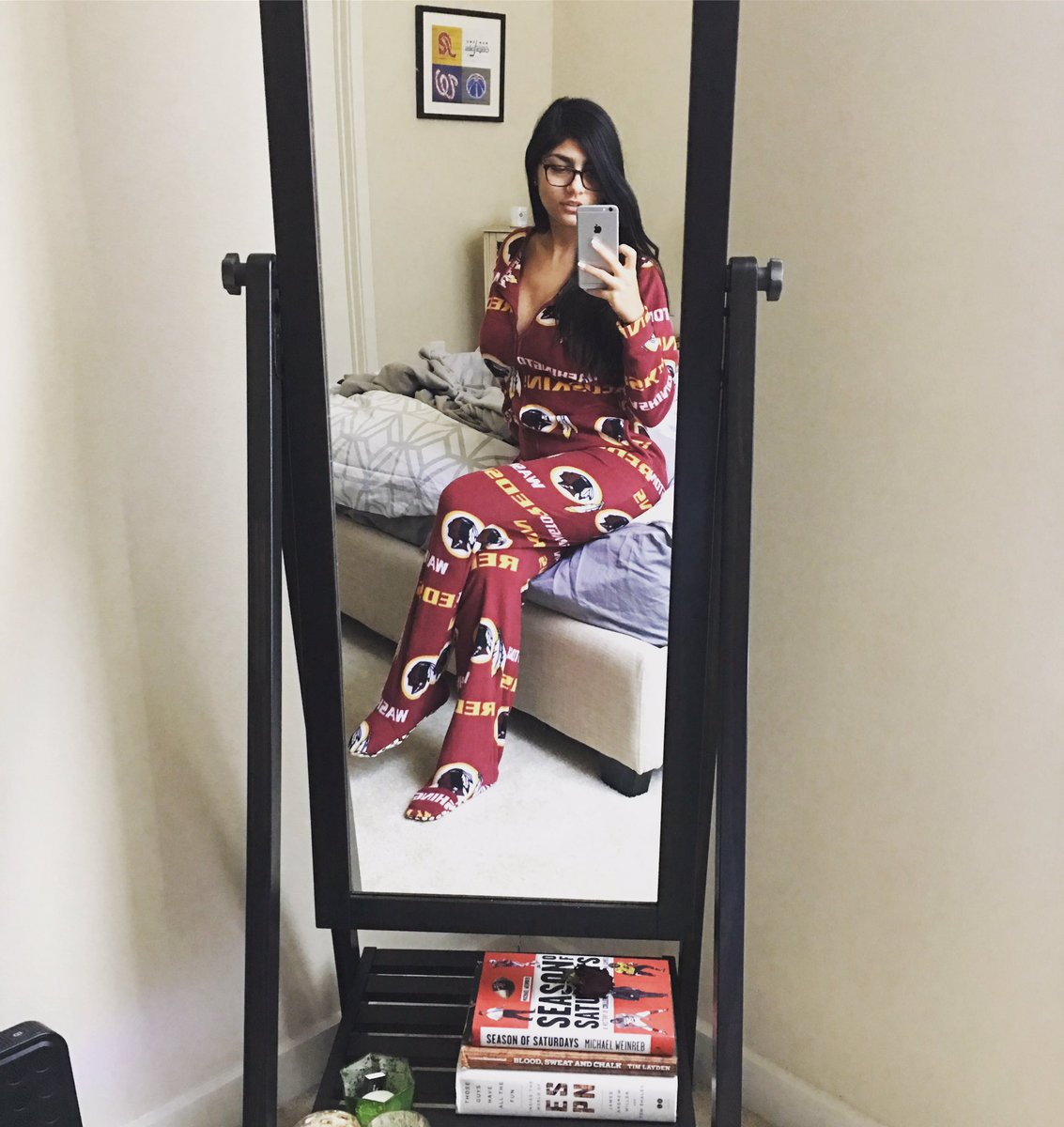 Mia Khalifa Hot Hd Pic Taking Selfie Florida Michigan Memes Wallpaperuse