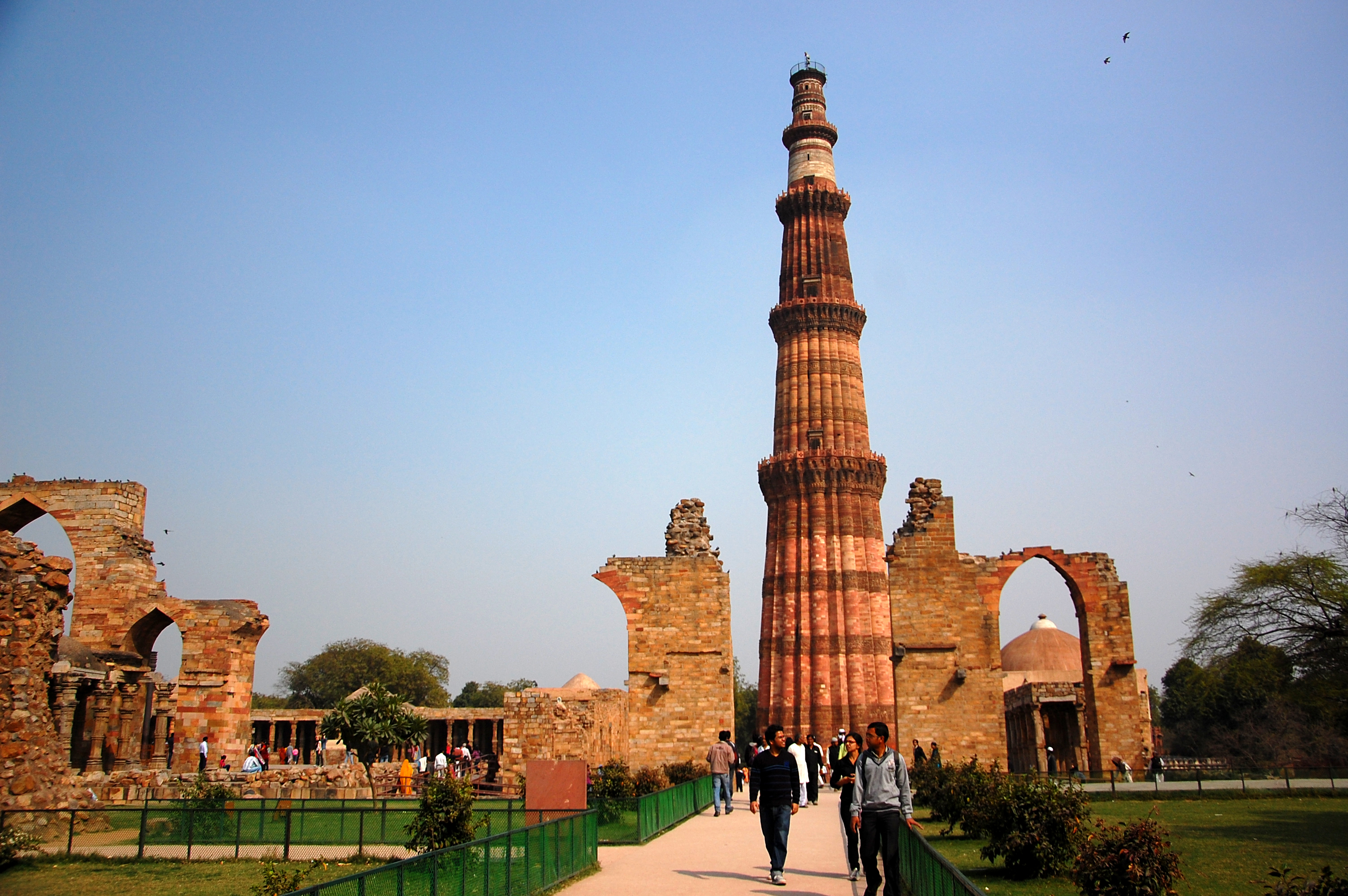 sfondo di qutub minar,torre,costruzione,cielo,turismo,architettura