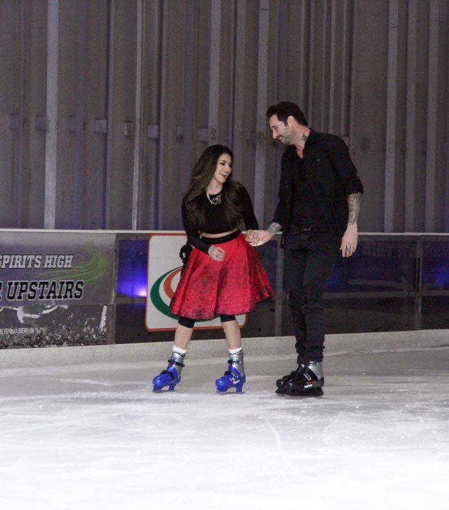 papel pintado paheli,patinaje sobre hielo,patinaje sobre ruedas,calzado,patines,equipo deportivo