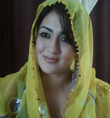 fondos de pantalla de punjaban,amarillo,sari,sonrisa,cabello negro,cambio de imagen