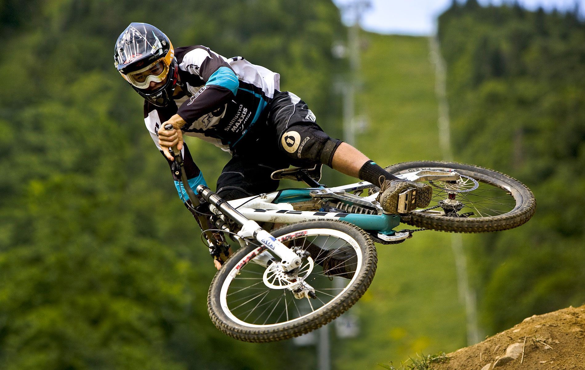 Downhill Mountain Biking- WallpaperUse