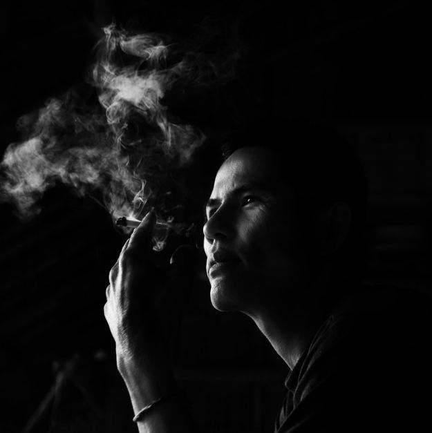 흡연 소년 벽지,검정,하얀,사진,어둠,검정색과 흰색