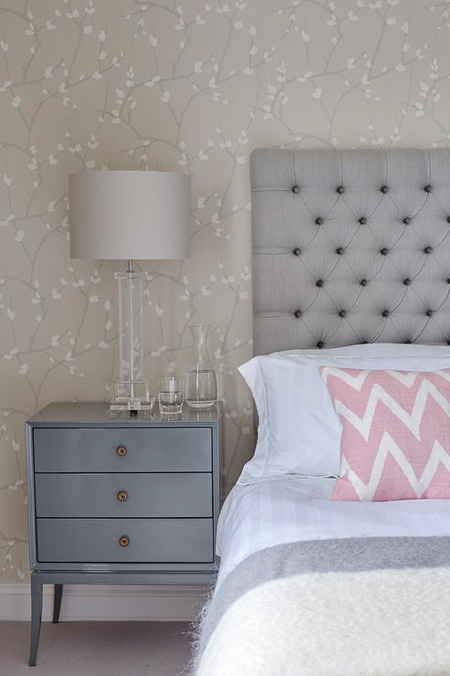 dormitorio de papel tapiz gris,blanco,mueble,dormitorio,habitación,mesita de noche