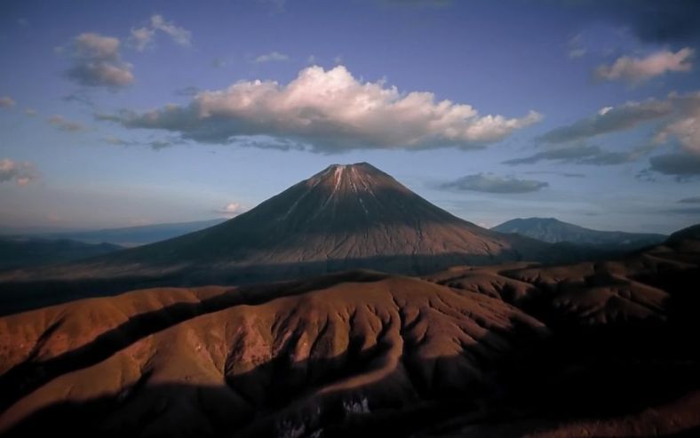 papier peint kilimandjaro,montagne,ciel,la nature,stratovolcan,chaîne de montagnes