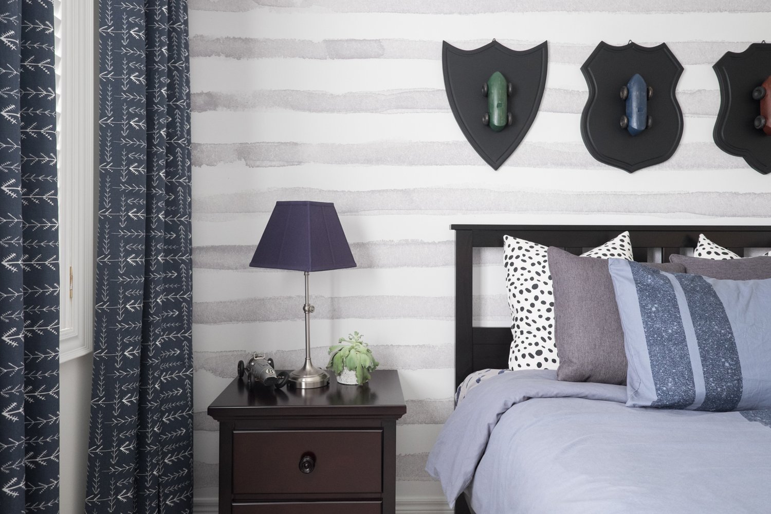 회색 가로 줄무늬 벽지,방,검정,가구,인테리어 디자인,커튼