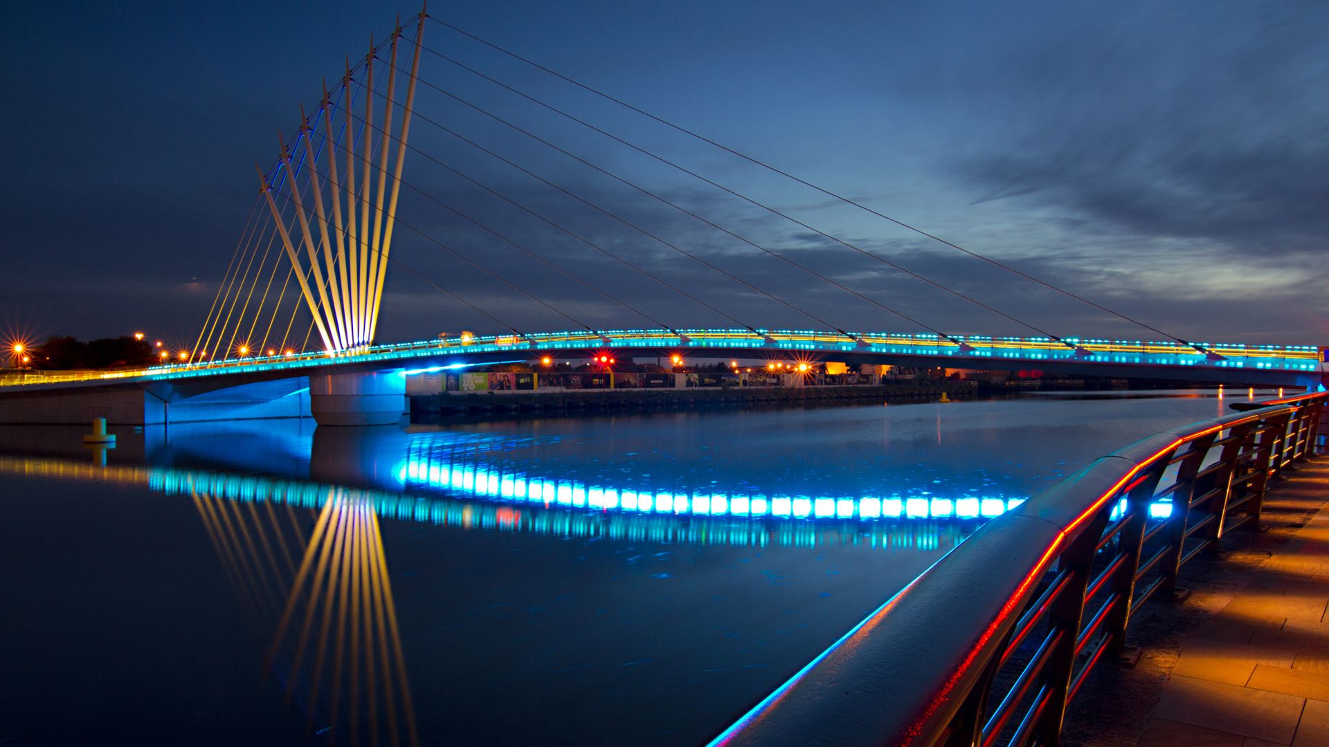 fondo de pantalla de ingeniería civil hd,puente suspendido en cables,puente,azul,noche,enlace fijo