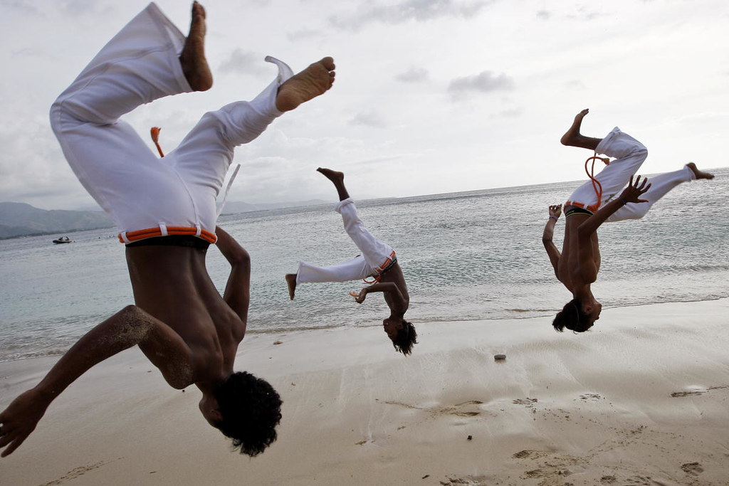 fondo de pantalla de capoeira,divertido,saltando,contento,acrobacia,patada