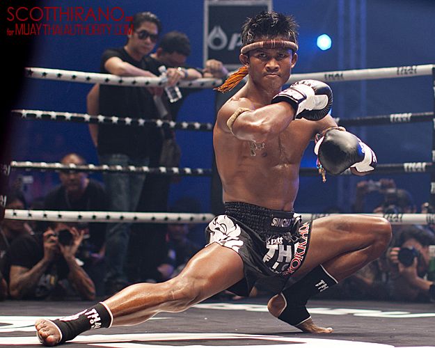 fondo de pantalla de buakaw,deporte de combate,descalzo,ring de boxeo,llamativos deportes de combate,muay thai