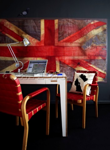 ヴィヴィアン・ウエストウッドの壁紙,家具,ルーム,赤,テーブル,インテリア・デザイン