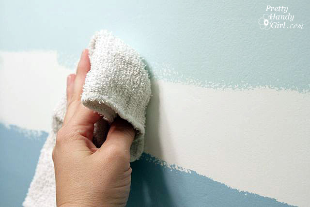 essuyez le papier peint,mur,main,textile,linge de maison,plâtre