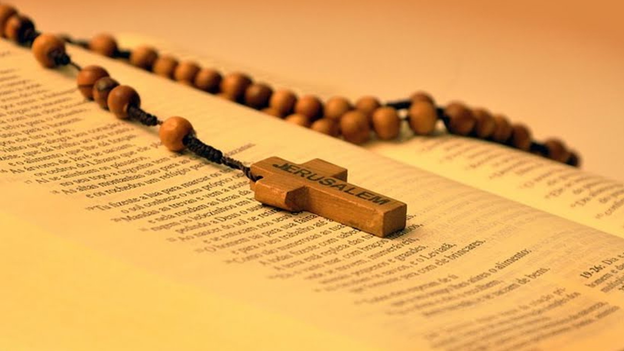 fondo de pantalla catolico,artículo religioso,texto,fuente,madera,rosario
