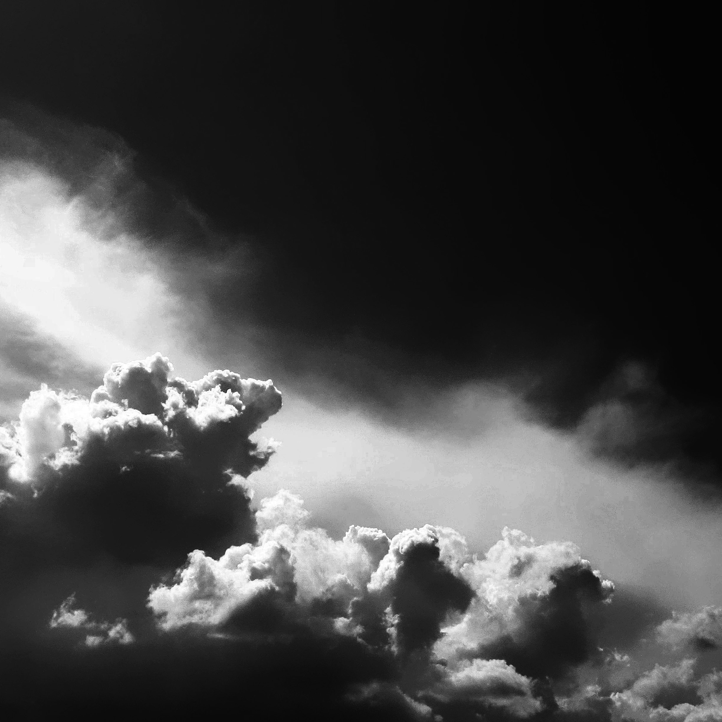fondo de pantalla de cielo negro,cielo,nube,blanco,tiempo de día,atmósfera
