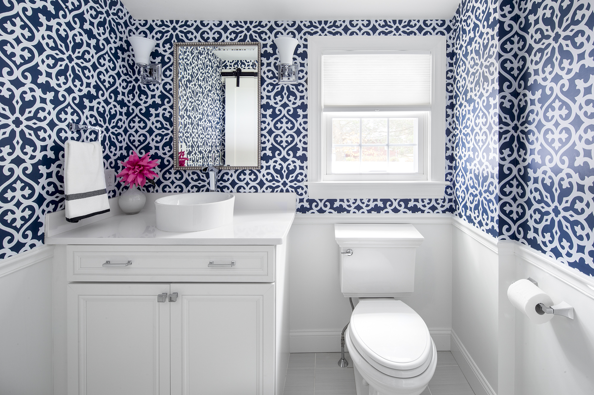 papel tapiz de baño blanco,baño,habitación,propiedad,diseño de interiores,loseta