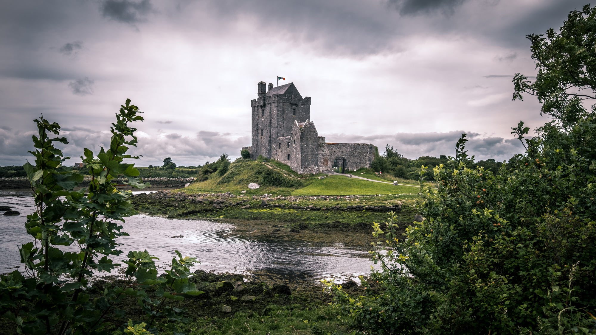 Ireland germany. Замок Дангвайр Ирландия. Ирландия графство Голуэй. Замок Ирландия, Голуэй. Замок Кинвара Ирландия.