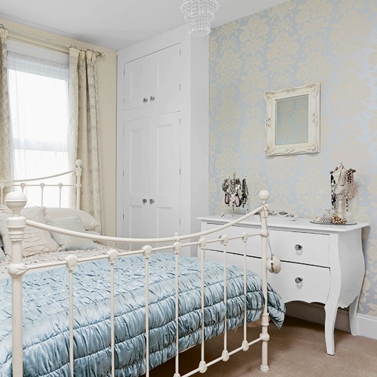 papel pintado del dormitorio uk,mueble,dormitorio,habitación,cama,marco de la cama