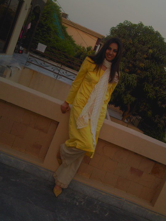 desi punjabi wallpapers,jaune,mode,vêtements d'extérieur,robe,séance photo