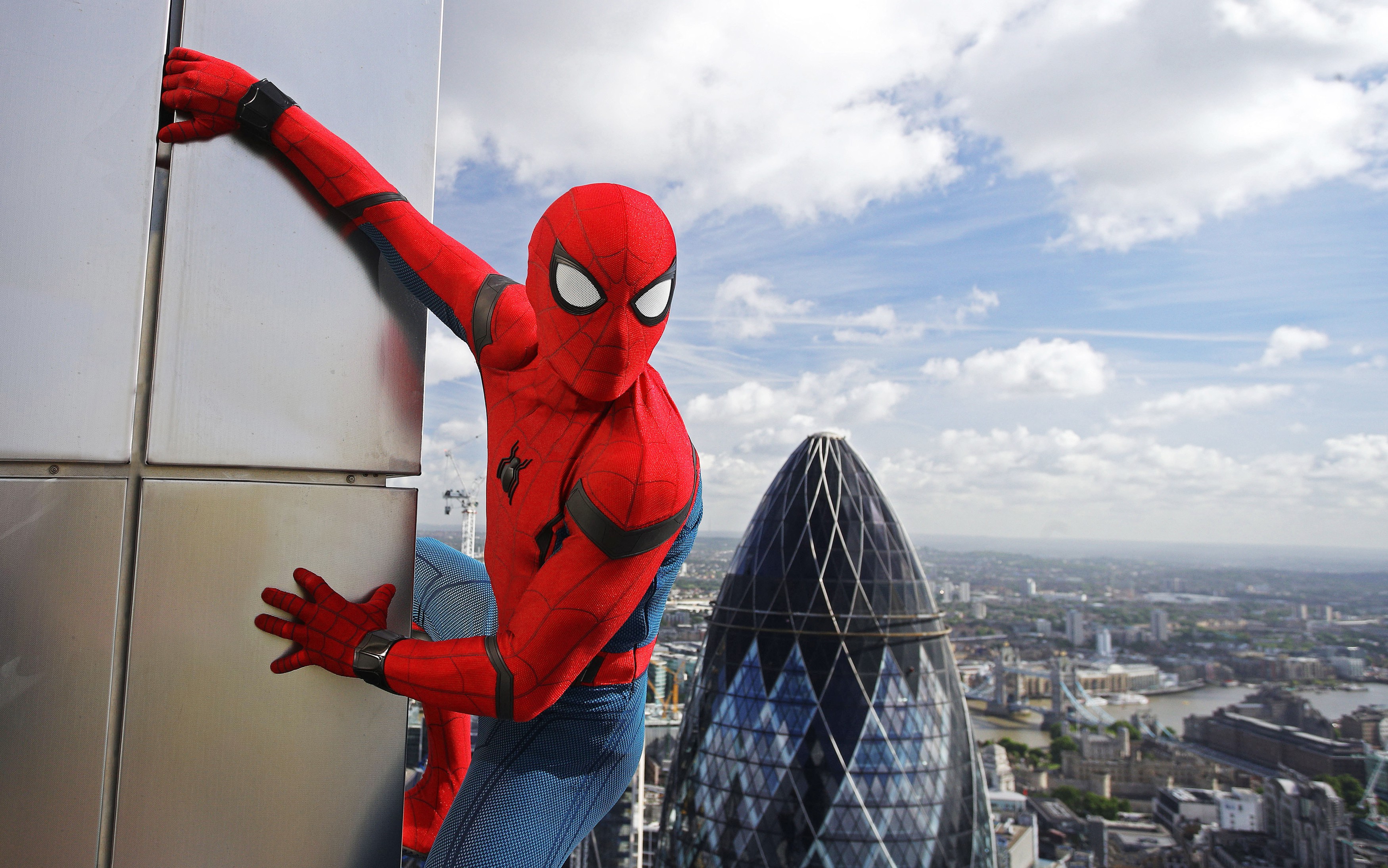 fondo de pantalla de spiderman homecoming,hombre araña,superhéroe,personaje de ficción,disfraz,rascacielos