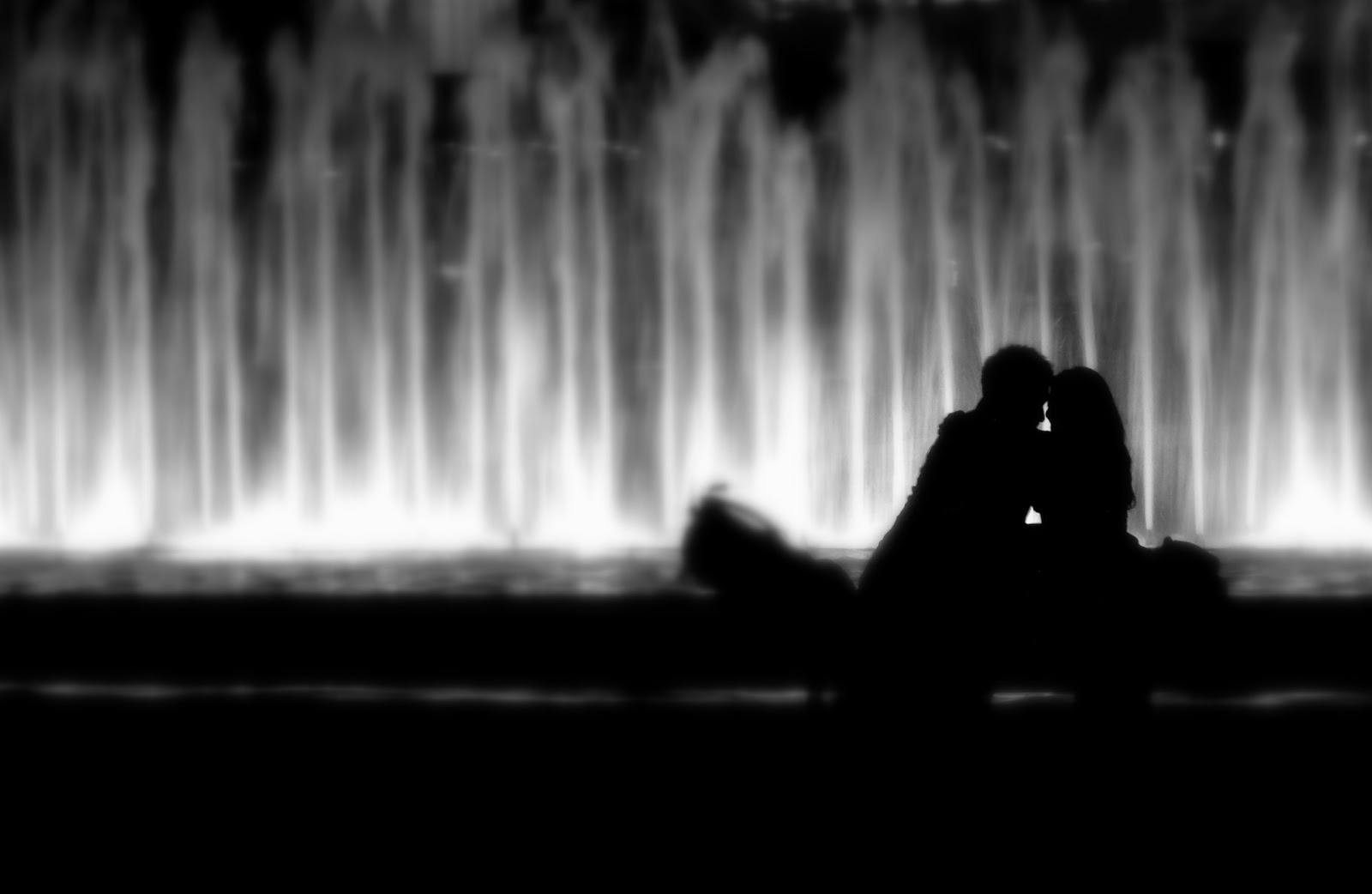 hd fond d'écran amour baiser,fontaine,noir,l'eau,caractéristique de l'eau,ténèbres